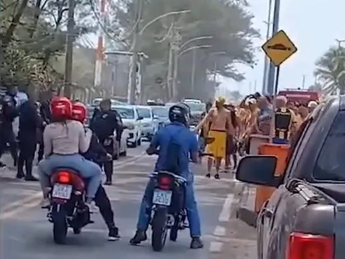 Torcedores de Flamengo e Peñarol entraram em conflito na Praia da Macumba, zona oeste do Rio de Janeiro (Reprodução)