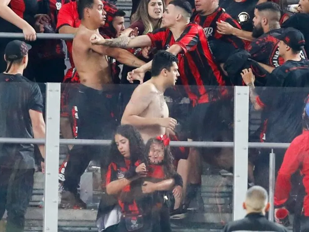 A torcida do Athletico-PR tentou invadir o campo logo após a derrota para o Bragantino (Átila Alberti/Tribuna do Pará)