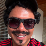Bruno Mars, é você? Vocalista do Sorriso Maroto surge disfarçado em samba no Maracanã