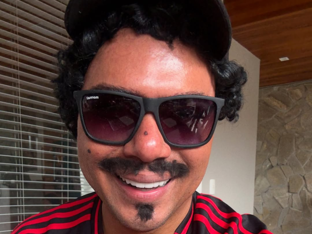 Bruno Mars, é você? Vocalista do Sorriso Maroto surge disfarçado em samba no Maracanã