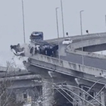Caminhão-cegonha perde controle e tomba em ponte do Rio Grande do Sul. Veja!