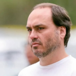 Carlos Bolsonaro reclama de impedimento para visitar Bolsonaro preso em Brasília