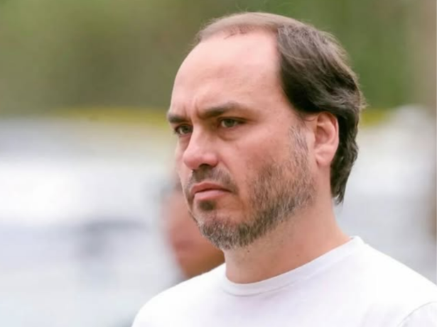 Carlos Bolsonaro reclama de impedimento para visitar Bolsonaro preso em Brasília