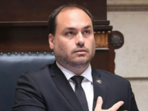 Carlos Bolsonaro renuncia a cargo de vereador no Rio após sete mandatos