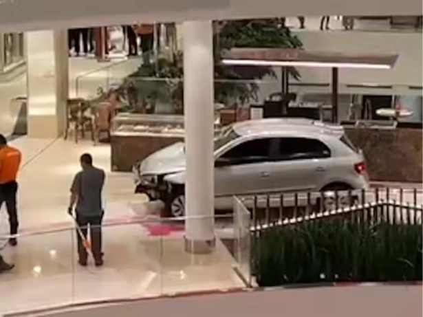Carro invade shopping de Goiânia, assusta frequentadores e destrói quiosque. Veja!