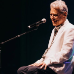 Chico Buarque processa Facebook por uso indevido de música com associação à ditadura