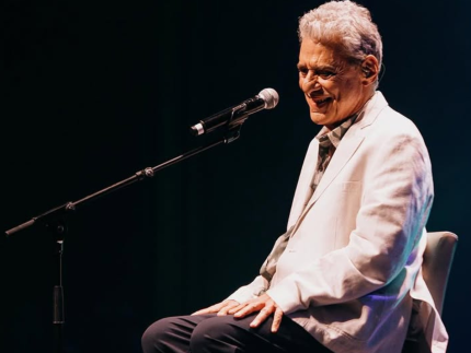 Chico Buarque processa Facebook por uso indevido de música com associação à ditadura