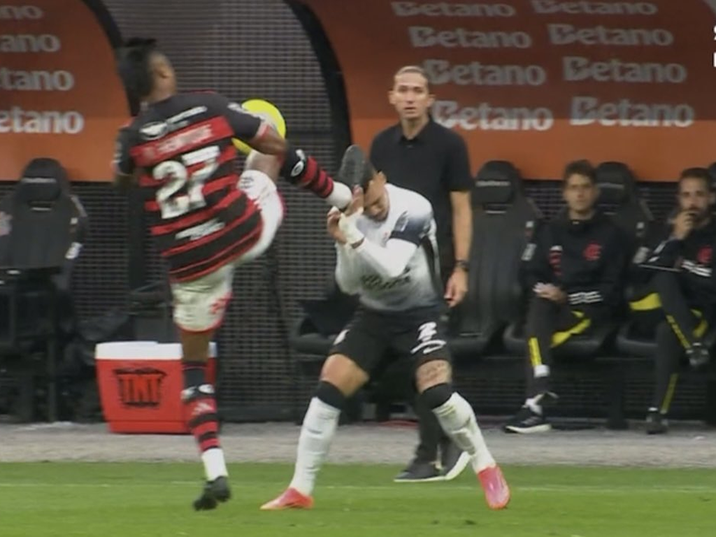 Matheuzinho, do Corinthians, levou solada de Bruno Henrique, do Flamengo, ficando com um corte na cabeça (Reprodução)