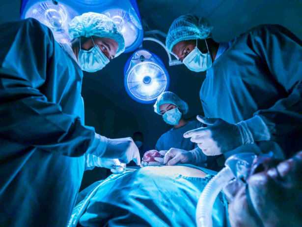 Especialista explica detalhes sobre cirurgia de redesignação sexual em pessoas trans