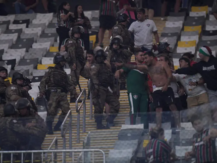 Torcedores do Fluminense brigam com a polícia e depredam Arena MRV após eliminação