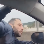 Criminoso fica pendurado em janela de carro em movimento em SC. Veja!