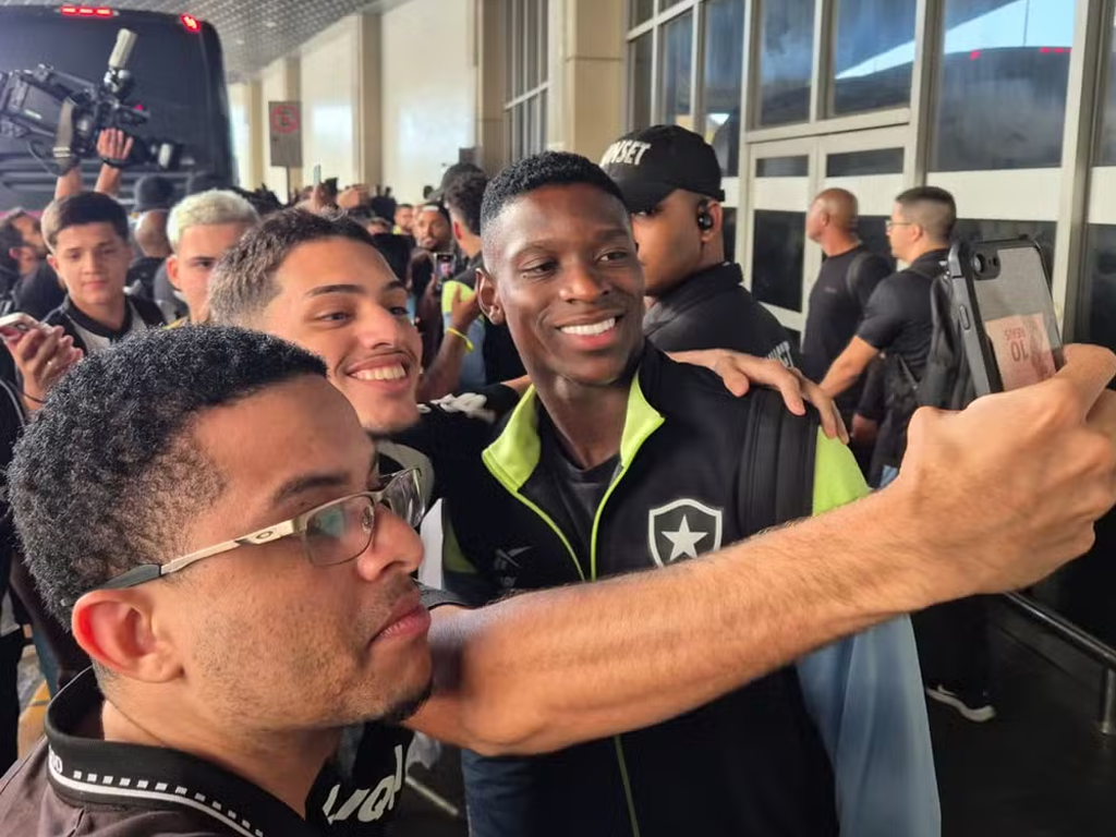 Botafogo desembarcou no Rio após classificação a final da Libertadores e foi recebido pela torcida (Ronald Lincoln)