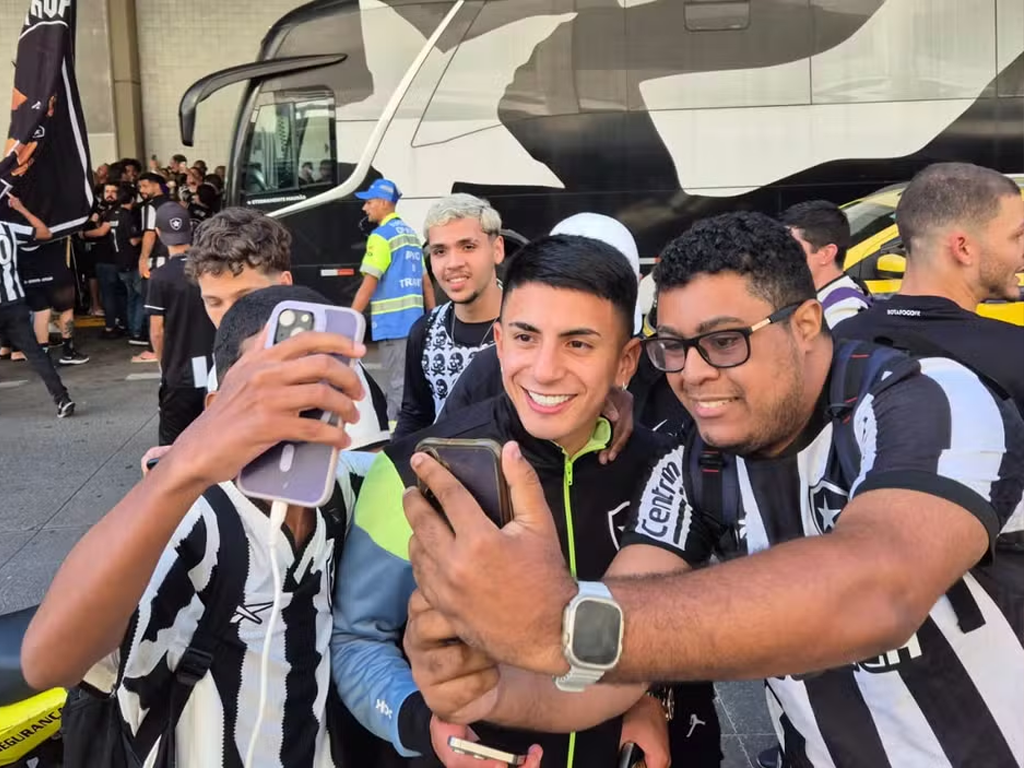 Botafogo desembarcou no Rio após classificação a final da Libertadores e foi recebido pela torcida (Ronald Lincoln)