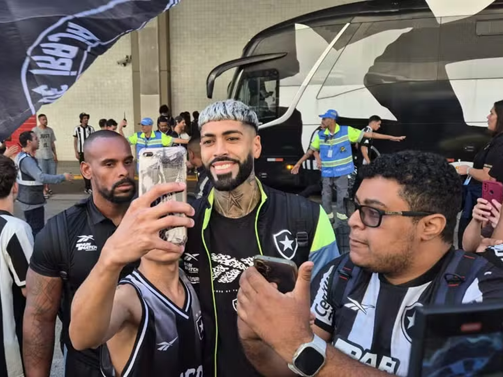 Botafogo desembarcou no Rio após classificação a final da Libertadores e foi recebido pela torcida (Ronald Lincoln)