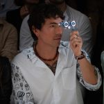Di Ferrero troca celular por binóculo em desfile de Isabeli Fontana; entenda