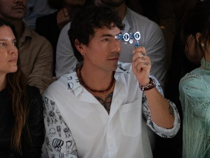 Di Ferrero troca celular por binóculo em desfile de Isabeli Fontana; entenda