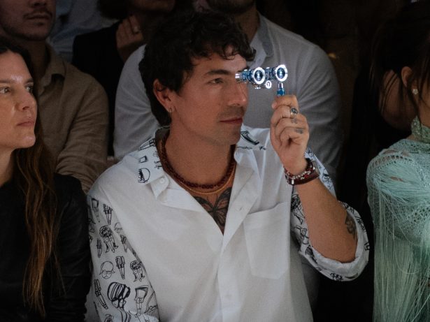 Di Ferrero troca celular por binóculo em desfile de Isabeli Fontana; entenda