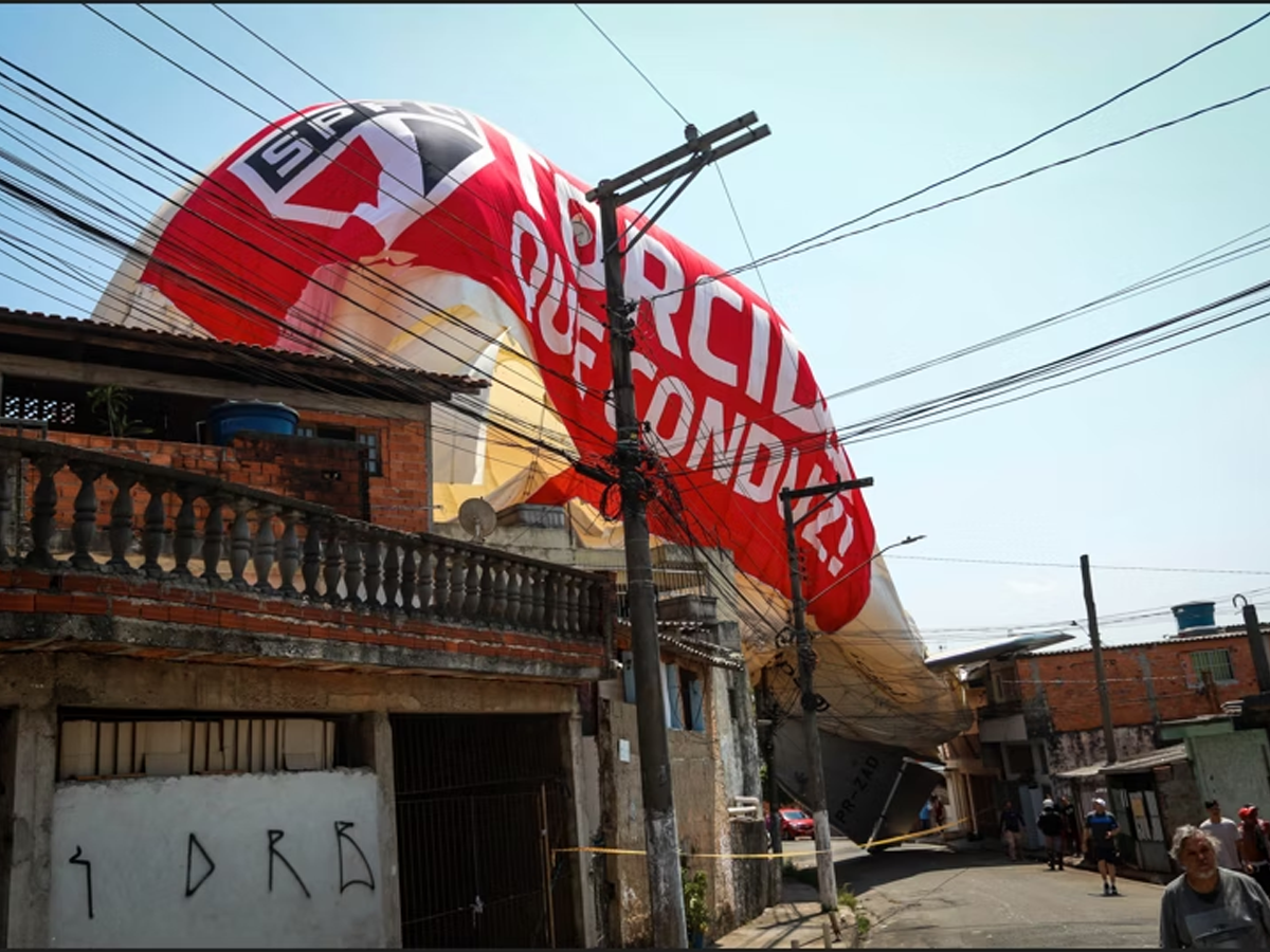 Dirigível contratado pelo São Paulo para executar ação caiu em Osasco (Reprodução)