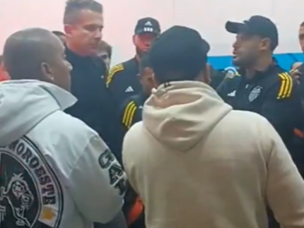Torcida do Atlético-MG recebe jogadores sob protesto em aeroporto após derrota
