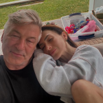 Esposa de Alec Baldwin revela diagnóstico de ator após tiroteio em gravação de filme