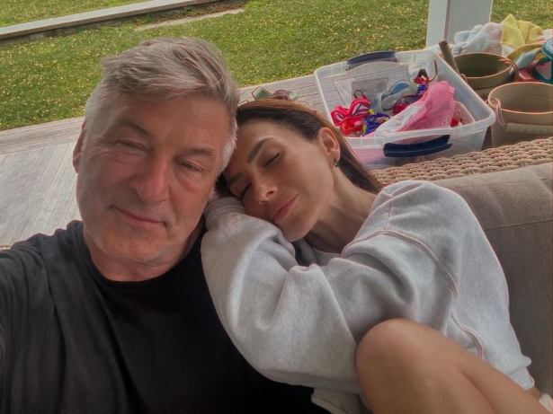 Esposa de Alec Baldwin revela diagnóstico de ator após tiroteio em gravação de filme