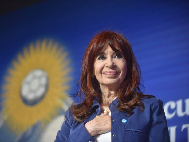 Ex-presidente da Argentina, Kirchner, anuncia candidatura ao cargo de deputada