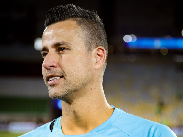 Fábio, do Fluminense, bate recorde mundial de jogos disputados na história do futebol