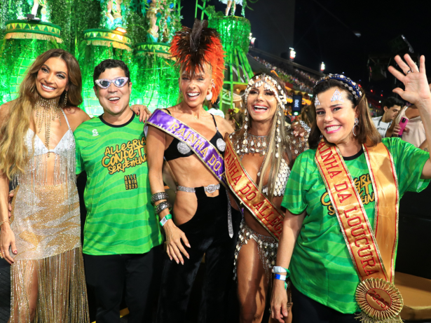 Famosos marcam presença na Sapucaí, no 1º desfile das escolas do grupo especial