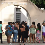 Fãs seguem chegando em frente ao presídio onde Deolane Bezerra está presa