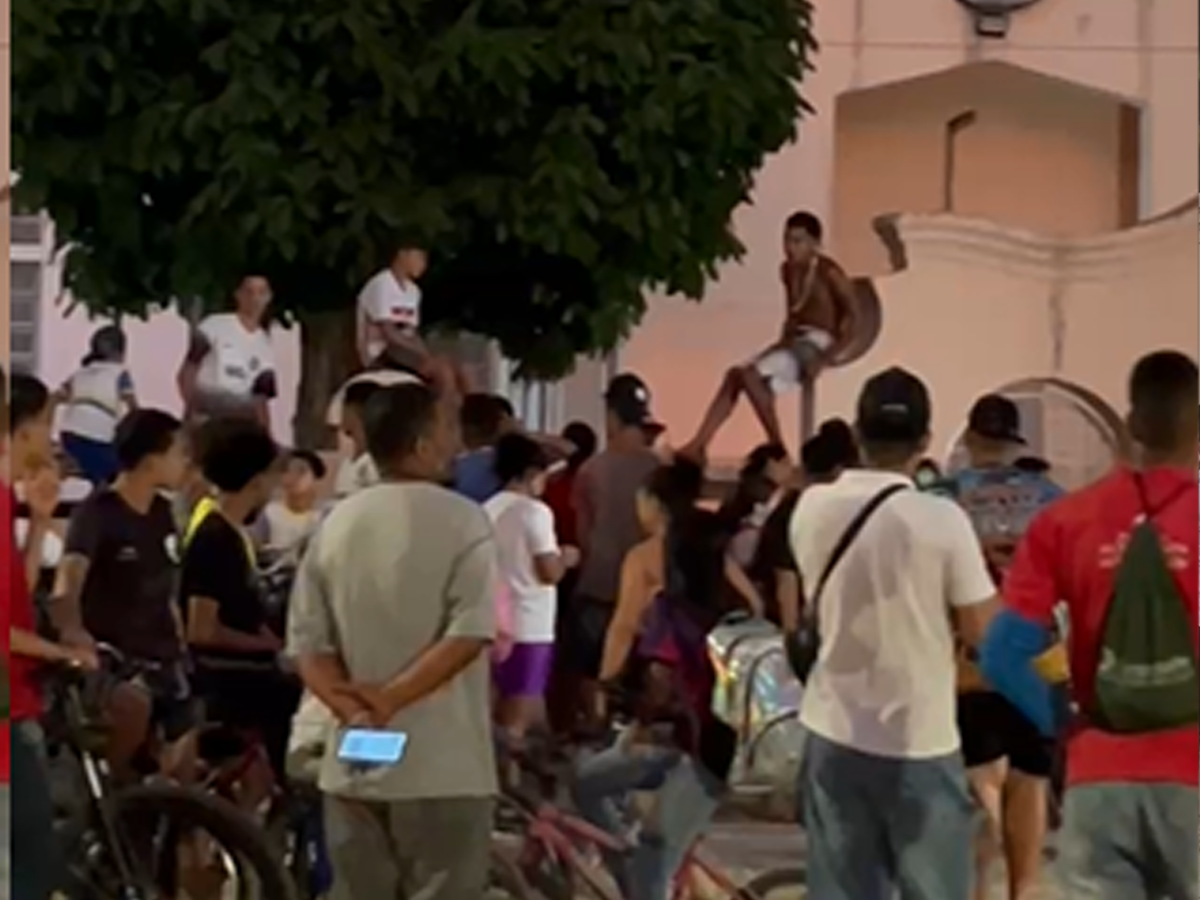 Fãs na porta do presídio onde Deolane Bezerra foi presa (Reprodução)