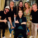 Fausto Silva aparece em foto rara com Gusttavo Lima, esposa, filho e amigos