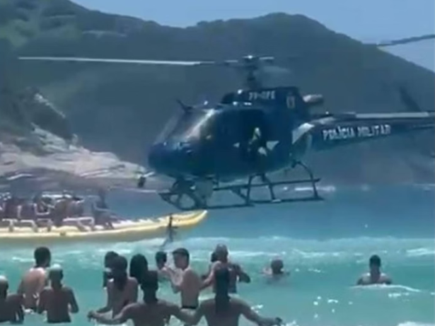 PM deixa fuzil cair no mar e banhista devolve no Rio de Janeiro; assista