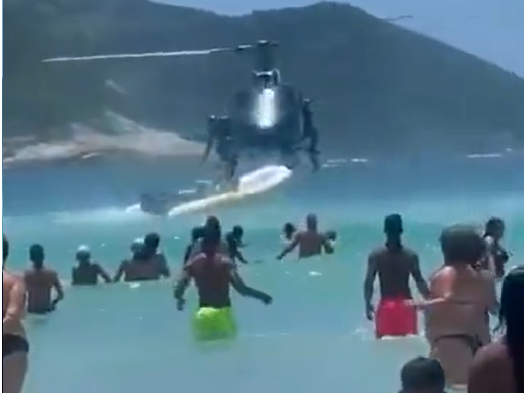 PM deixou fuzil cair de helicóptero durante operação em Cabo Frio (Reprodução)