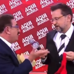 Geraldo Luís ganha calcinha de Ratinho durante programa ao vivo. Veja!
