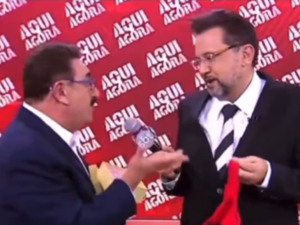 Geraldo Luís ganha calcinha de Ratinho durante programa ao vivo. Veja!