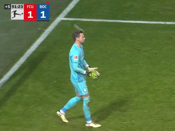 Goleiro é ferido por isqueiro na Alemanha e jogadores se recusam a seguir com partida