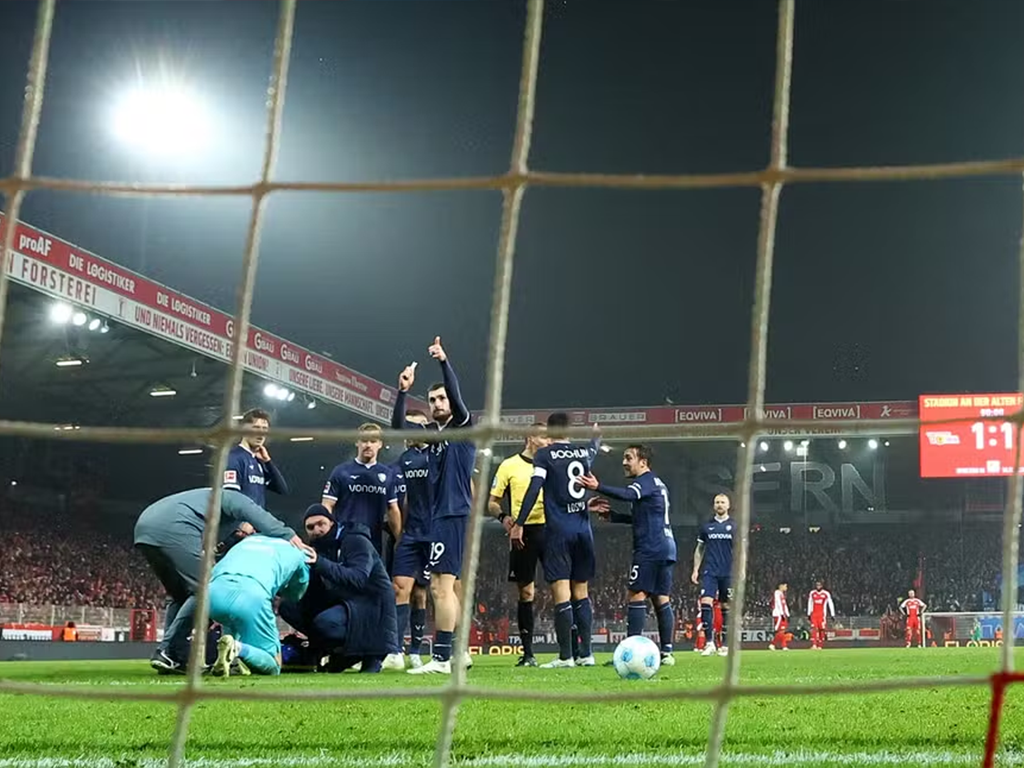 Drewes, goleiro do Bochum, foi atingido por isqueiro na Alemanha e partida foi paralisada (REUTERS)