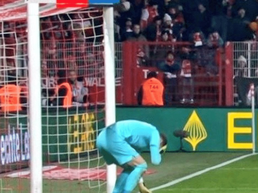 Drewes, goleiro do Bochum, foi atingido por isqueiro na Alemanha e partida foi paralisada (Reprodução)