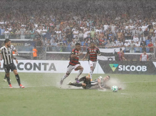 Jogo entre Botafogo e Flamengo pela Supercopa do Brasil é paralisado por conta de chuva