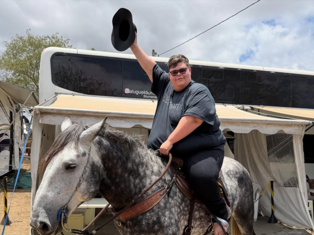 Gordão da XJ realiza sonho de andar de cavalo após emagrecer 115 kg