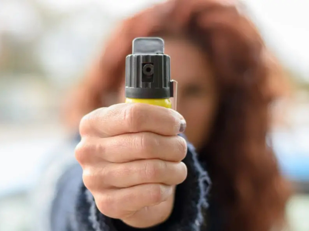 Governo do Rio de Janeiro legaliza venda de spray de pimenta para mulheres se protegerem