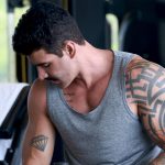 Gusttavo Lima ostenta braços musculosos e enlouquece fãs: “Assim eu não aguento”