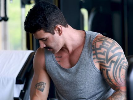 Gusttavo Lima ostenta braços musculosos e enlouquece fãs: “Assim eu não aguento”