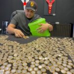Haja cofrinho! Borracheiro usa milhares de moedas de R$ 1 para comprar carro