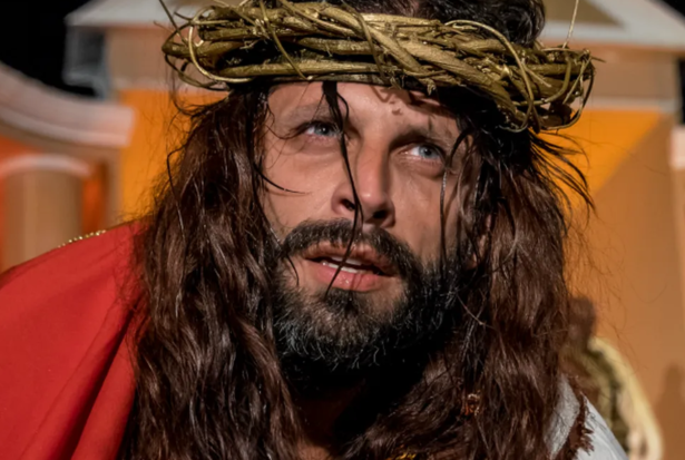 Henri Castelli retorna aos palcos como Jesus na peça “A Paixão de Cristo” em SP e MG
