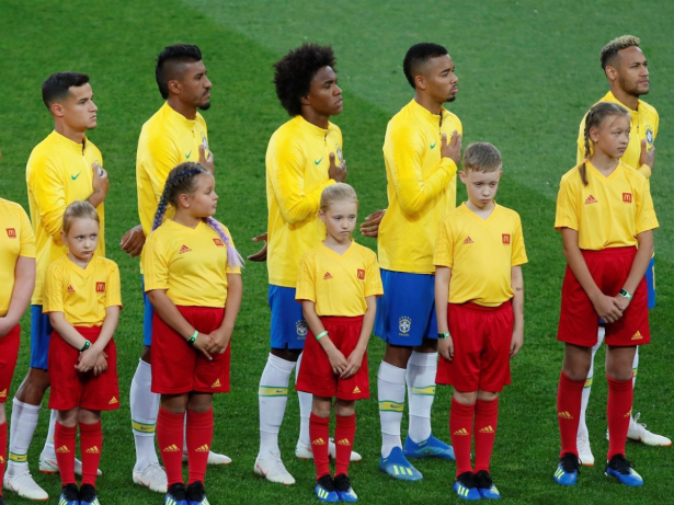 Hino Nacional e o minuto de silêncio são esculhambados nos campos de futebol