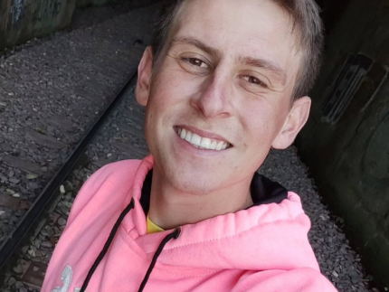 Homem exposto em chá revelação de traição se pronuncia publicamente e cita Jesus
