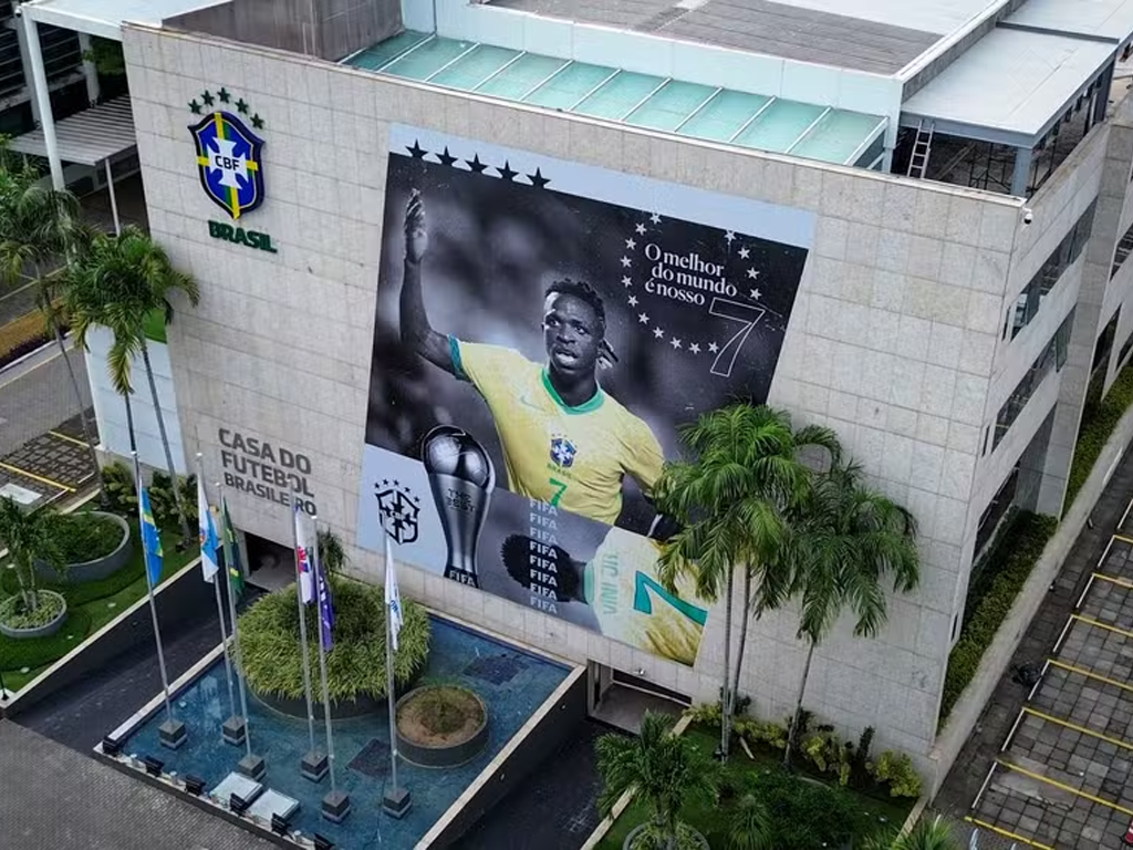 Vinícius Júnior foi homenageado pela CBF após ser escolhido o melhor do mundo pela FIFA (Joilson Marconne/CBF)