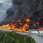 Incêndio atinge fábrica em Manaus; bombeiros trabalham há 18 horas para conter chamas