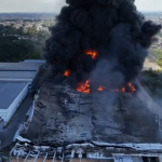 Bombeiros de Manaus controlam incêndio que dura mais 24 horas em fábrica de veículos